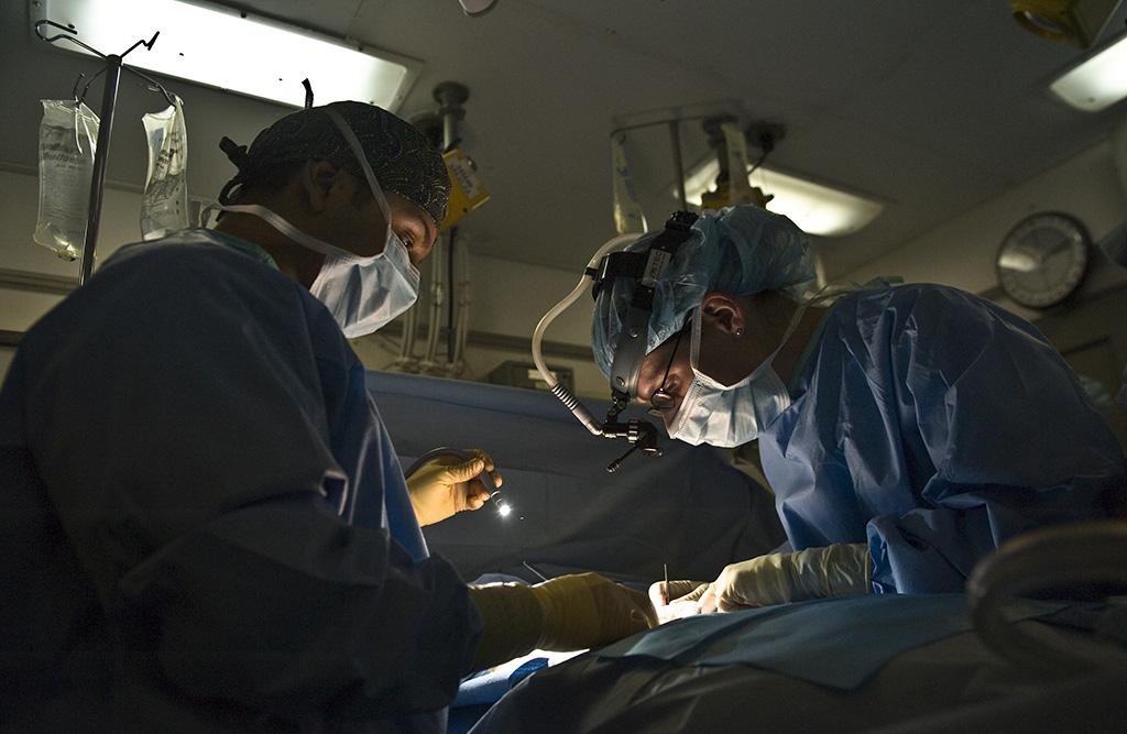 兩位醫生在開刀房手術台動手術